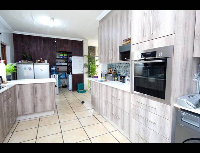 3 BEDROOM TOWNHOUSE FOR SALE IN THATCHFIELD